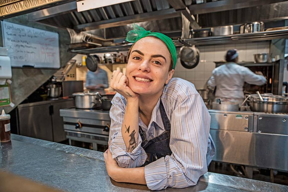 Cafira Foz: a chef estreante reinterpreta, no Largo da Batata, receitas nordestinas Cafira Foz: a chef estreante reinterpreta, no Largo da Batata, receitas nordestinas