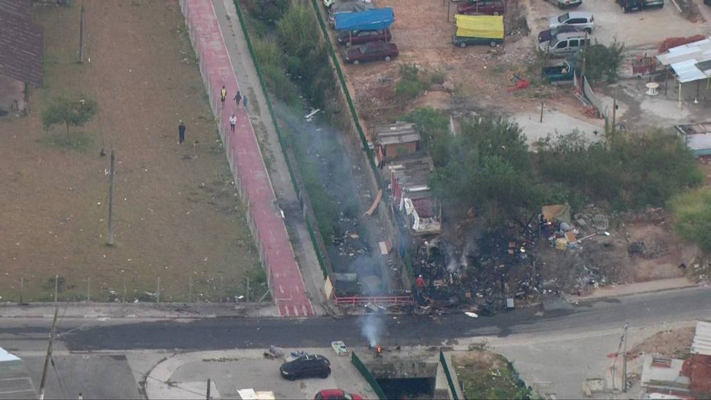 Barracos são destruídos durante incêndio em favela no Rio Pequeno
