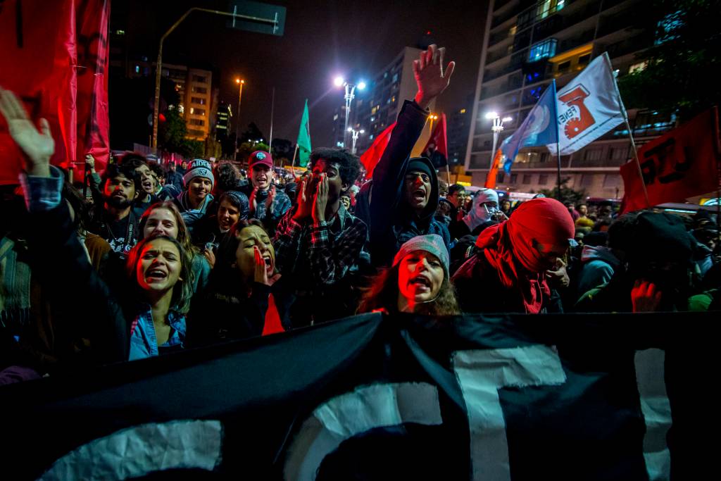 Mulher é ferida durante protesto na Avenida Nove de Julho