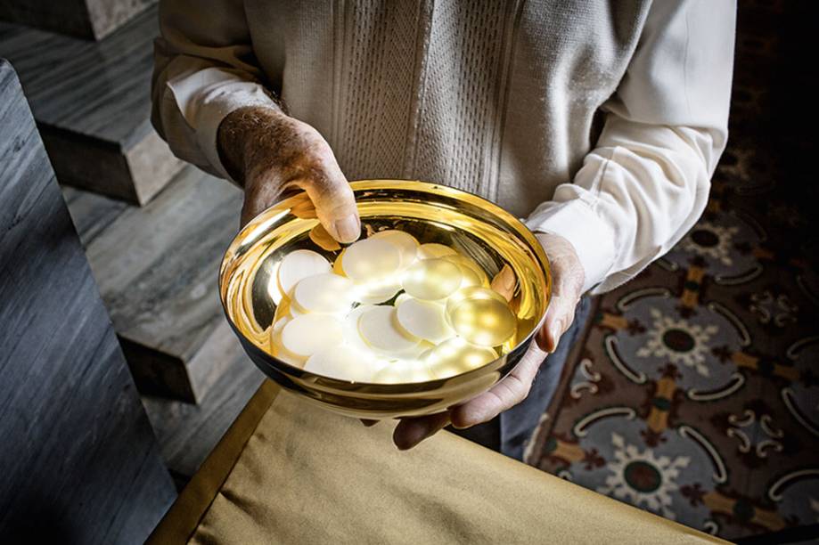 Âmbula com LED: trata-se de um vaso para colocar hóstias, iluminado por um anel de LED. Custará cerca de 2 000 reais Âmbula com LED: trata-se de um vaso para colocar hóstias, iluminado por um anel de LED. Custará cerca de 2 000 reais