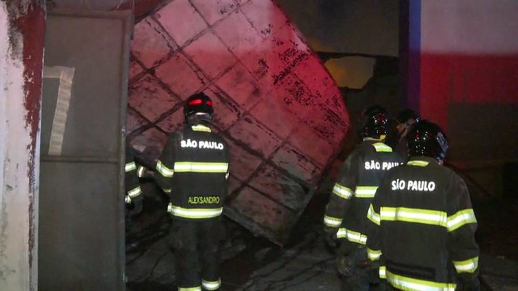 Incêndio de grandes proporções destrói galpão de móveis