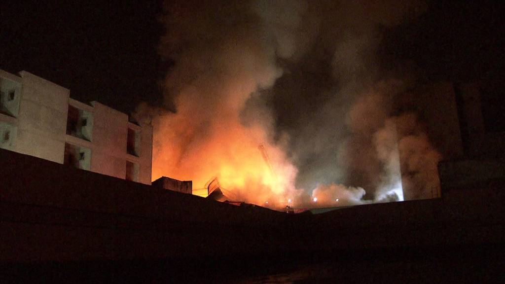 Incêndio de grandes proporções atinge cortiço no Canindé