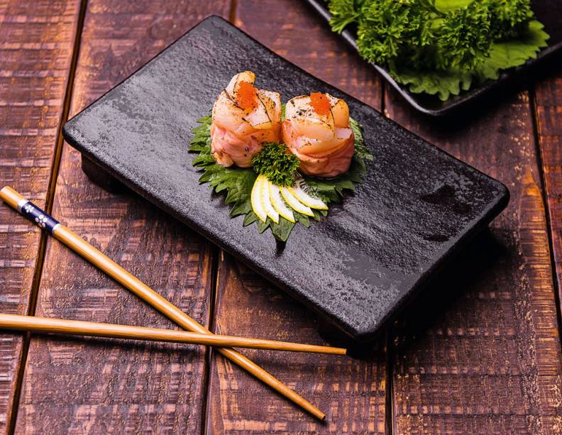 Rolinho de salmão coberto por cubos de vieira com azeite de trufa, sal negro e ovas de massagô Rolinho de salmão coberto por cubos de vieira com azeite de trufa, sal negro e ovas de massagô