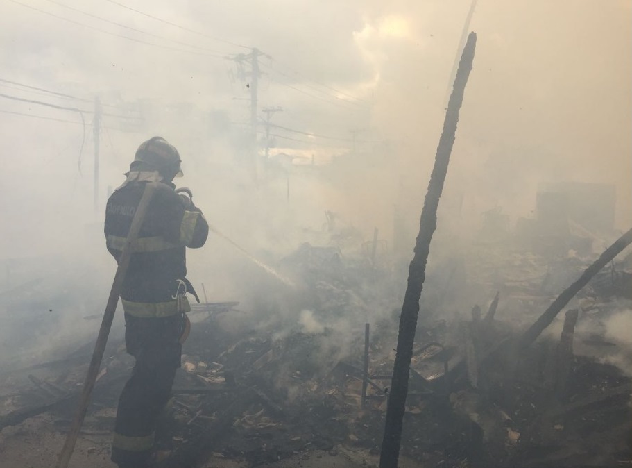 Incêndio atinge favela e destrói moradias em Osasco