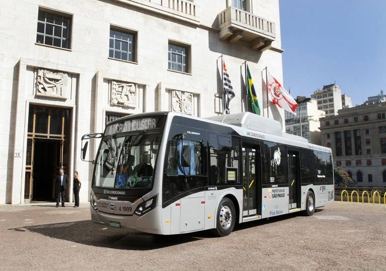 Prefeitura apresenta primeiro ônibus elétrico movido a bateria