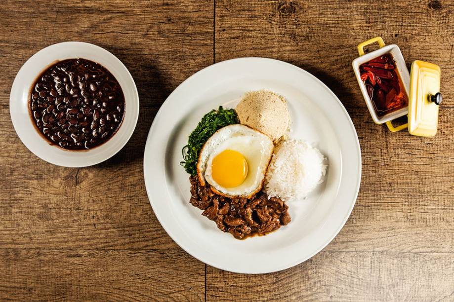 Picadinho de filé-mignon com arroz, feijão-preto, ovo frito, farofa e couve Picadinho de filé-mignon com arroz, feijão-preto, ovo frito, farofa e couve