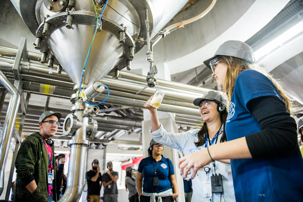 Ambev abre programa de trainee com salário de R$ 7 000 sem teste de inglês