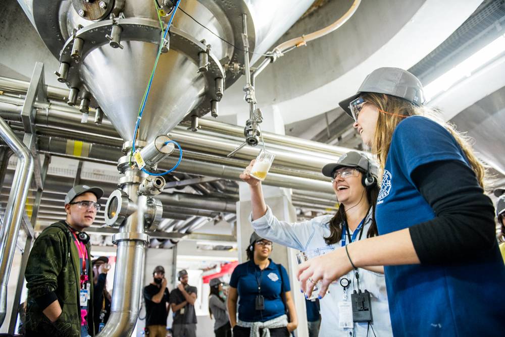 Ambev abre programa de trainee com salário de R$ 7 000 sem teste de inglês
