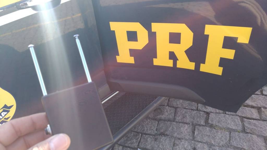 Trio é preso com aparelho que bloqueia travas de veículos