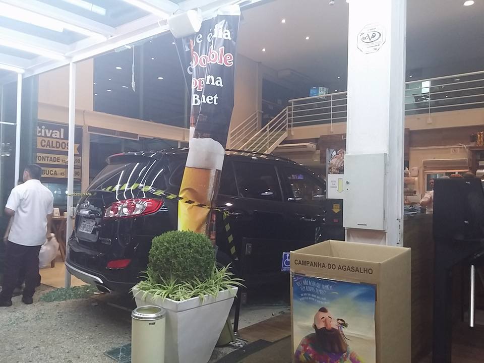 Carro invade padaria na Zona Norte da cidade