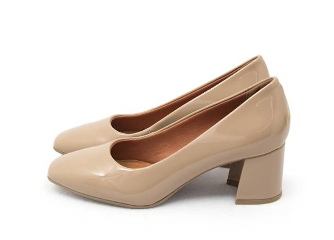 5) Sapato Nude em Verniz com Bico Quadrado De R$ 129,90 por R$ 64,95  Ana Mello