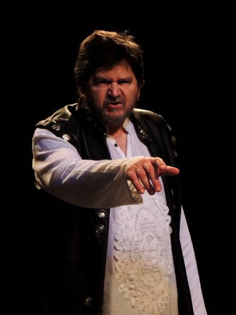 Celso Frateschi em cena de 'Antígona'