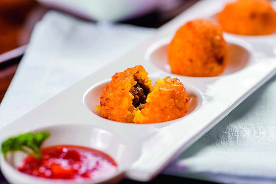 Arancini vêm recheados de carne moída Arancini vêm recheados de carne moída