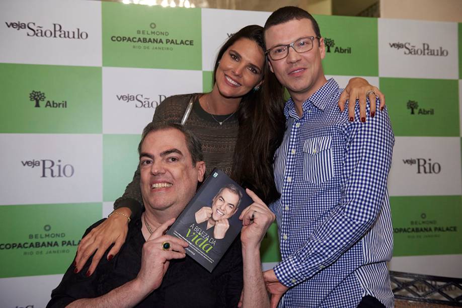 Daniela Sarahyba entre Biaggi e João Batista Jr.: a modelo está presente no capítulo O Altar, sobre as famosas e nababescas noivas preparadas pelo profissional