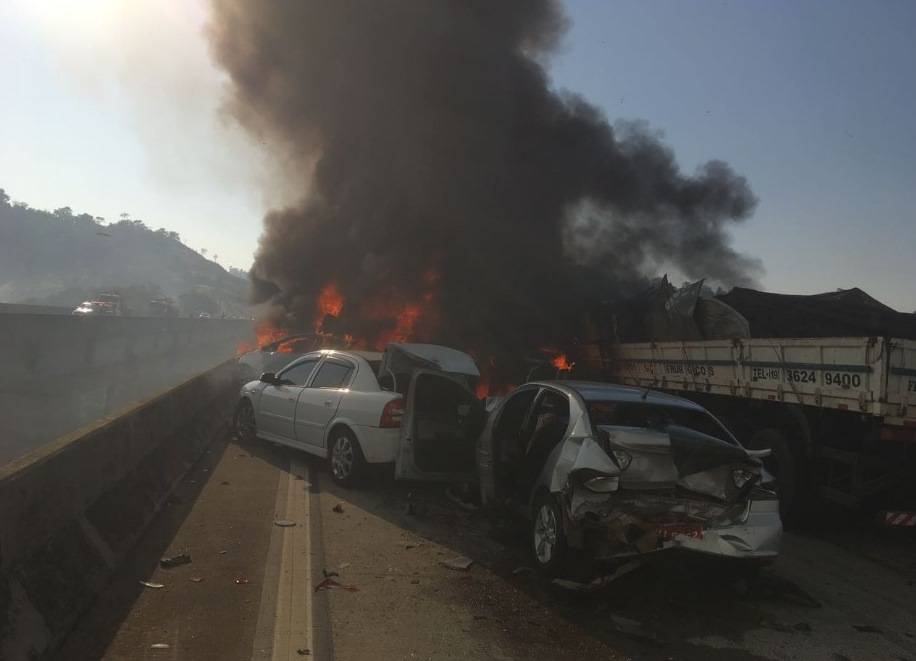 Engavetamento provoca incêndio e fecha trecho da Carvalho Pinto