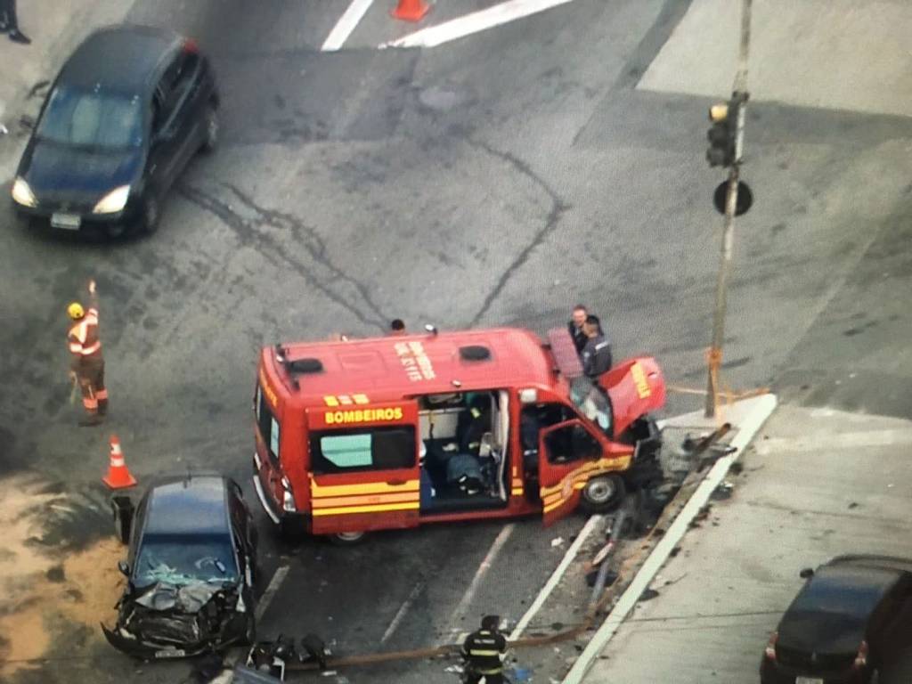 Colisão entre carro e viatura dos Bombeiros deixa feridos