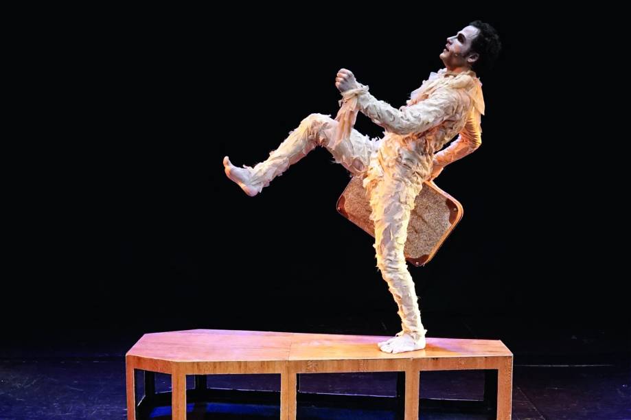 Damigo: o monólogo mescla texto de Machado de Assis com canções originais Damigo: o monólogo mescla texto de Machado de Assis com canções originais