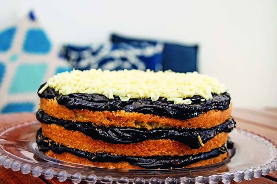 Bolo brownie, massa branca, recheio e cobertura de brigadeiro de cacau salpicados de raspas de chocolate branco Bolo brownie, massa branca, recheio e cobertura de brigadeiro de cacau salpicados de raspas de chocolate branco