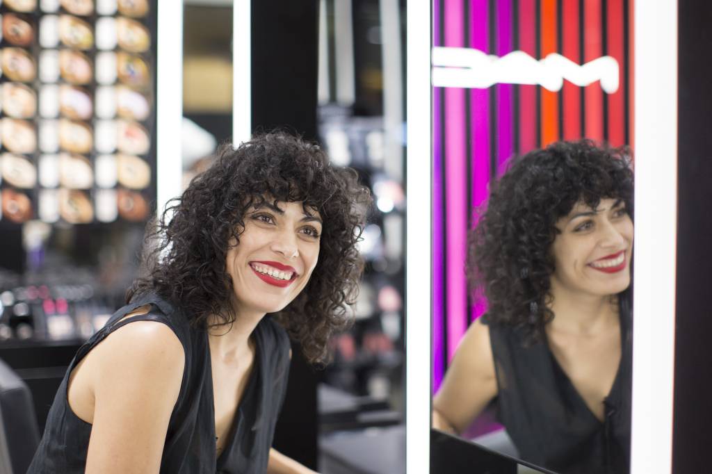 Curso de automaquiagem dá dicas para valorizar traços pessoais