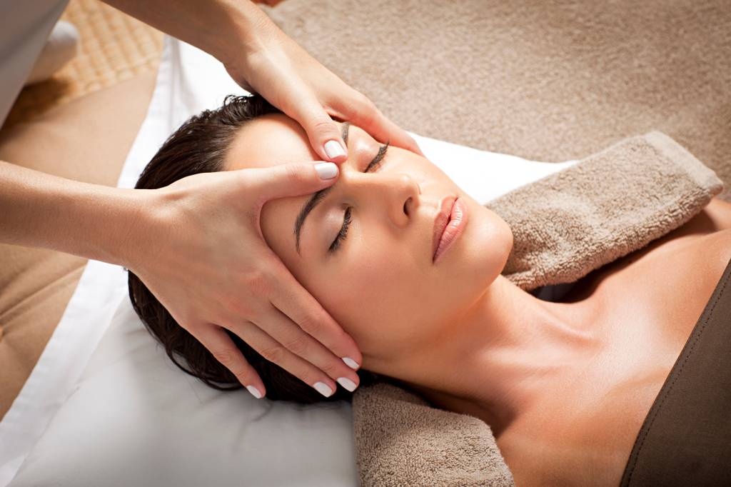 SPAs investem em massagens faciais que prometem diminuir rugas