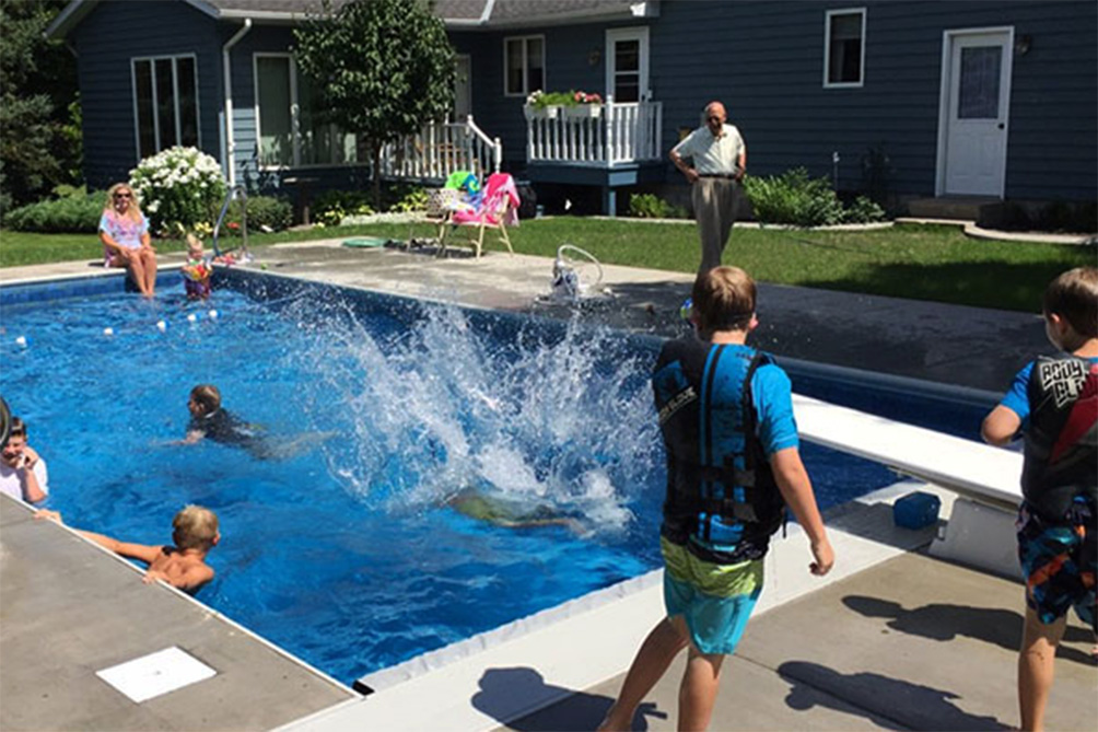 homem-piscina-criancas-03
