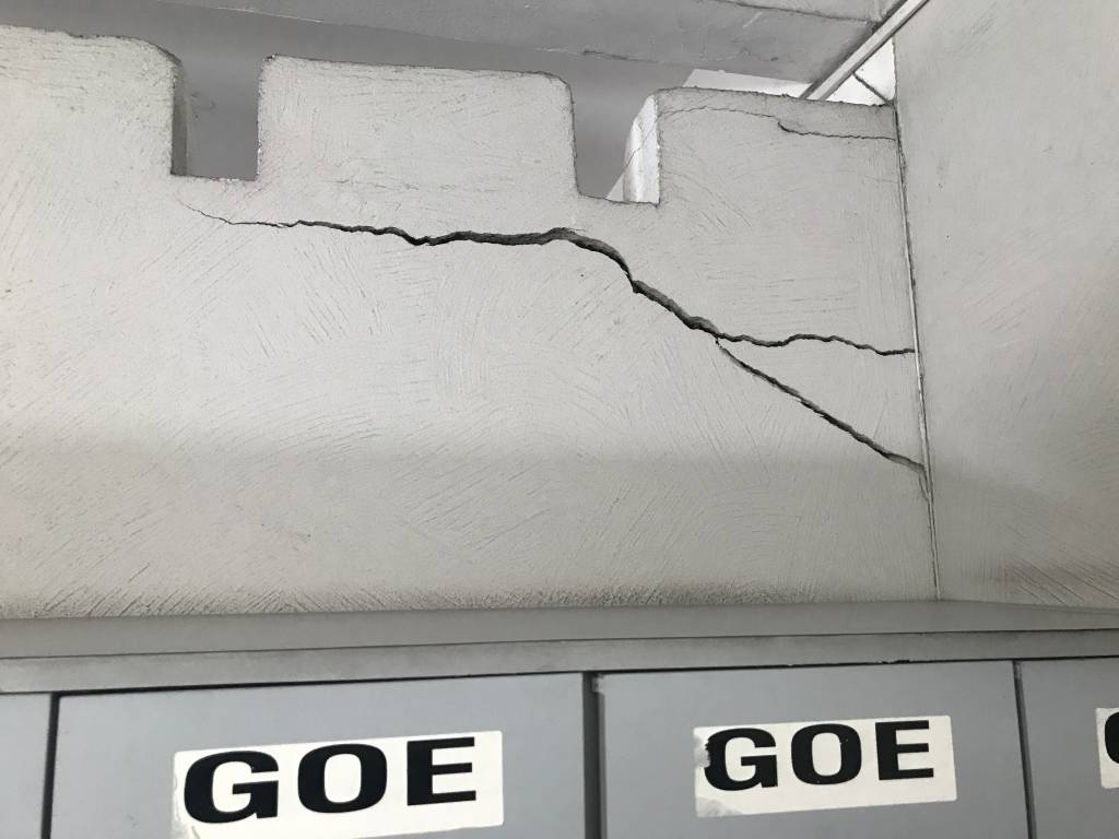 Sede do Grupo de Opera&ccedil;&otilde;es Especiais (GOE), no Campo Belo:  fendas na parede