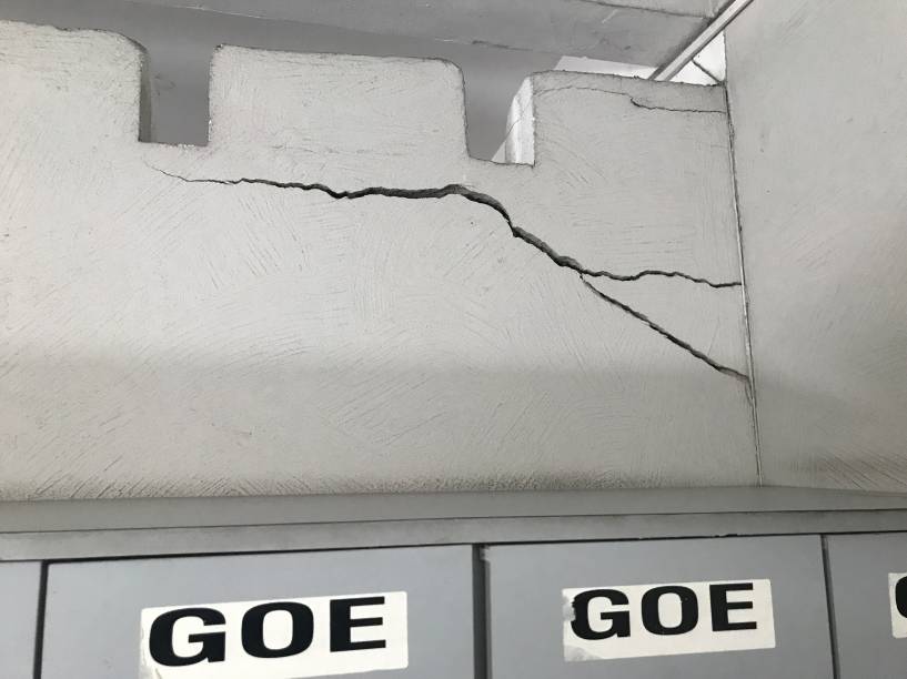 Sede do Grupo de Opera&ccedil;&otilde;es Especiais (GOE), no Campo Belo:  fendas na parede