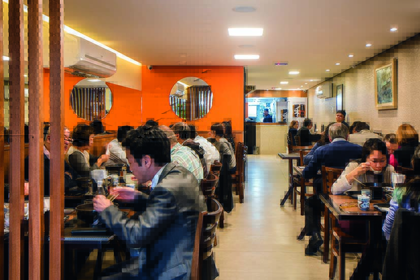 Lamen Kazu: salão mais espaçoso Lamen Kazu: salão mais espaçoso