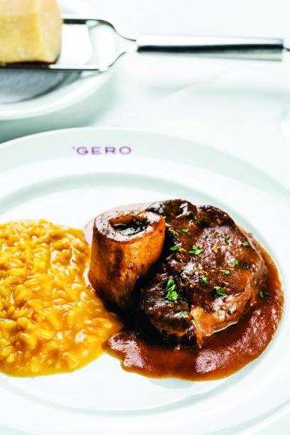Ossobuco ao lado de risoto de açafrão Ossobuco ao lado de risoto de açafrão