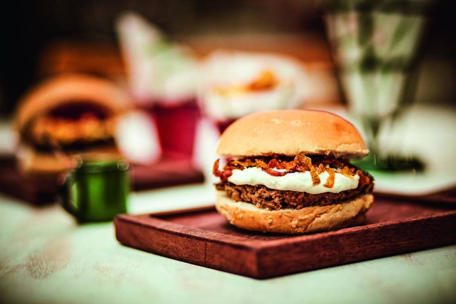 Joia do nilo: hambúrguer de cordeiro, queijo de cabra cremoso e relish de pimentão vermelho Joia do nilo: hambúrguer de cordeiro, queijo de cabra cremoso e relish de pimentão vermelho