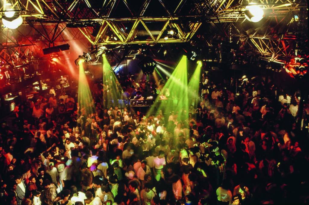 Clima da mítica danceteria Toco é relembrado em festa