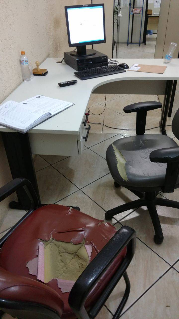 1&ordm; DP do Tabo&atilde;o da Serra: mobili&aacute;rio em p&eacute;ssimo estado