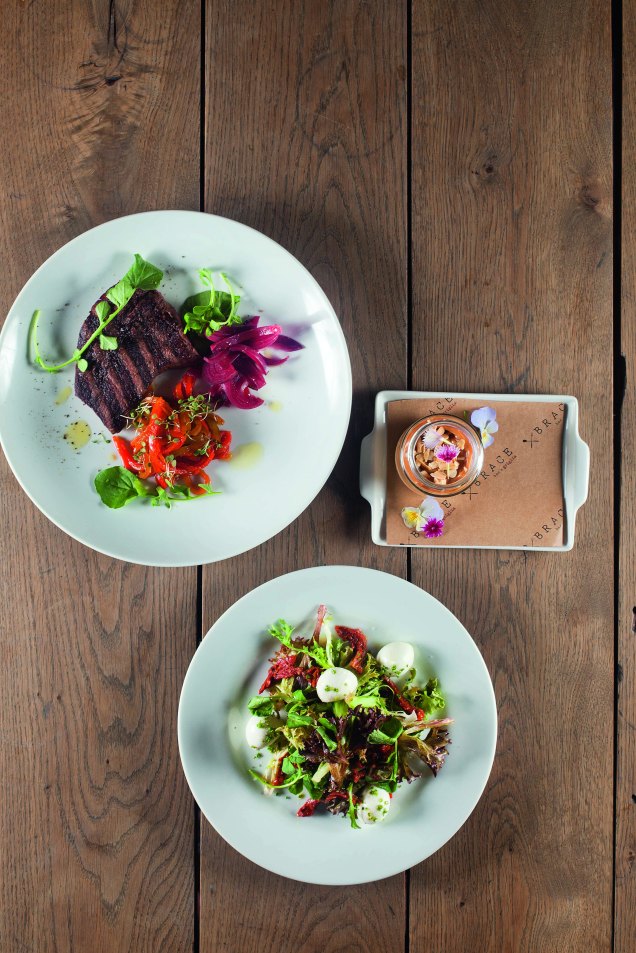 Da grelha: o steak de angus vem com salada e musse de doce de leite Da grelha: o steak de angus vem com salada e musse de doce de leite