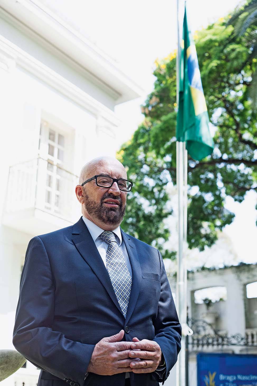 Com doação milionária, advogado espalha bandeiras pela capital
