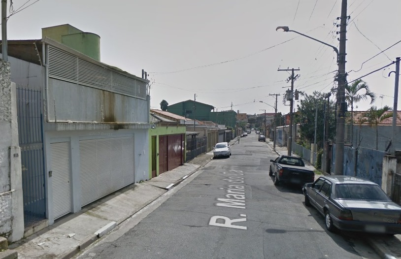 Caminhão invade quintal e homem fica ferido na Zona Leste