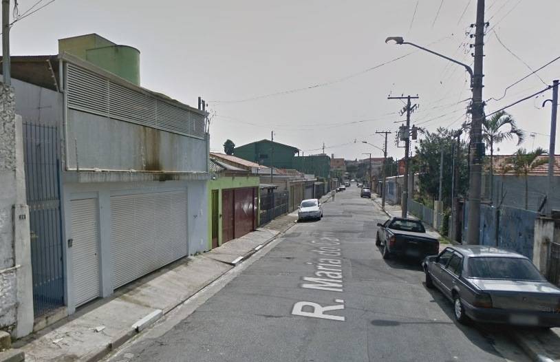 Caminhão invade quintal e homem fica ferido na Zona Leste