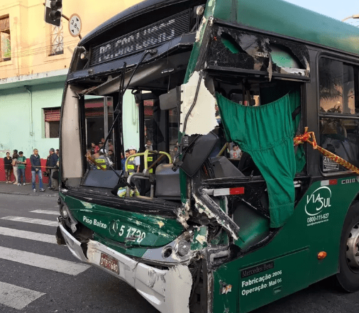 Acidente entre ônibus e caminhão deixa três feridos no centro