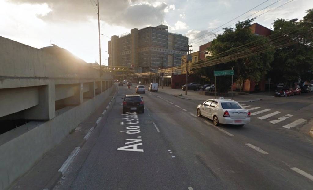Criminoso em fuga causa acidente na Avenida do Estado