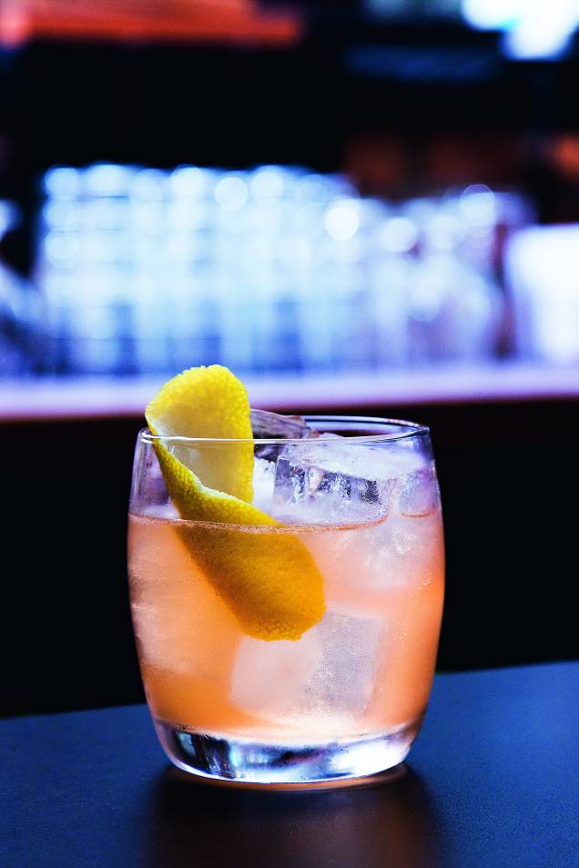 Fitzgerald balanceado, com gim, limão-siciliano e Angostura Fitzgerald balanceado, com gim, limão-siciliano e Angostura