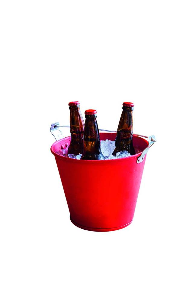 Cerveja: é conservada no balde repleto de gelo Cerveja: é conservada no balde repleto de gelo