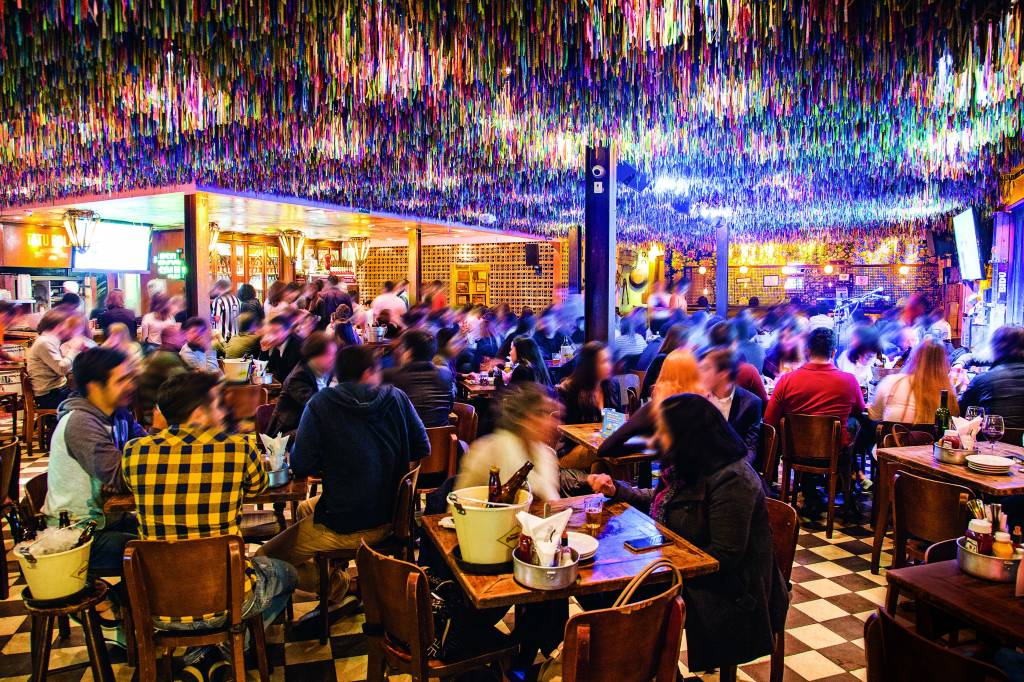 Ambiente festivo: com fitas do Senhor do Bonfim no teto e palco para apresentações Ambiente festivo: com fitas do Senhor do Bonfim no teto e palco para apresentações
