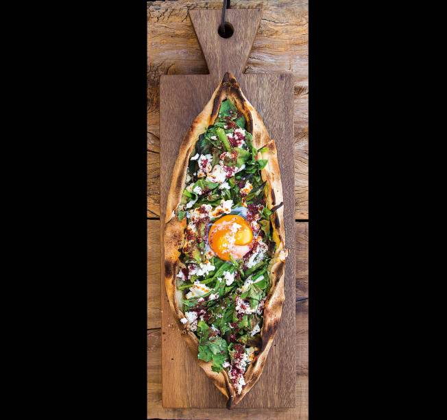 Pide: esfiha típica de espinafre, cebola, queijo de cabra e ovo caipira Pide: esfiha típica de espinafre, cebola, queijo de cabra e ovo caipira