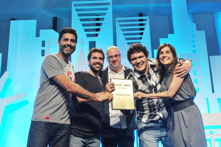 S&eacute;rgio Ruiz Luz, diretor de reda&ccedil;&atilde;o de VEJA S&Atilde;O PAULO, entrega o pr&ecirc;mio de melhor brewpub ao Goose Island Brewhouse