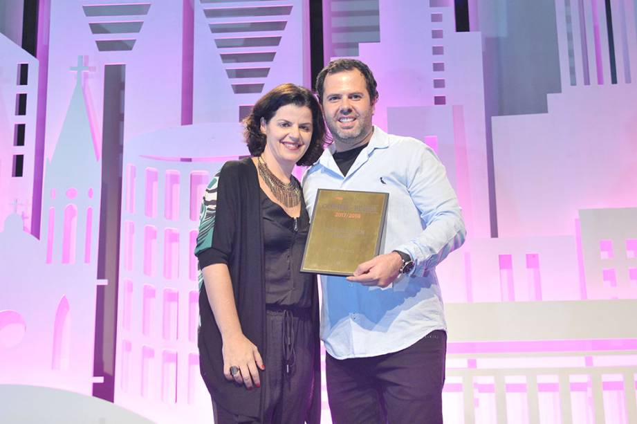 Alecsandra Zapparoli, diretora editorial e publisher da EDITORA ABRIL, e Oscar Bosch, chef do ano Alecsandra Zapparoli, diretora editorial e publisher da EDITORA ABRIL, e Oscar Bosch, chef do ano