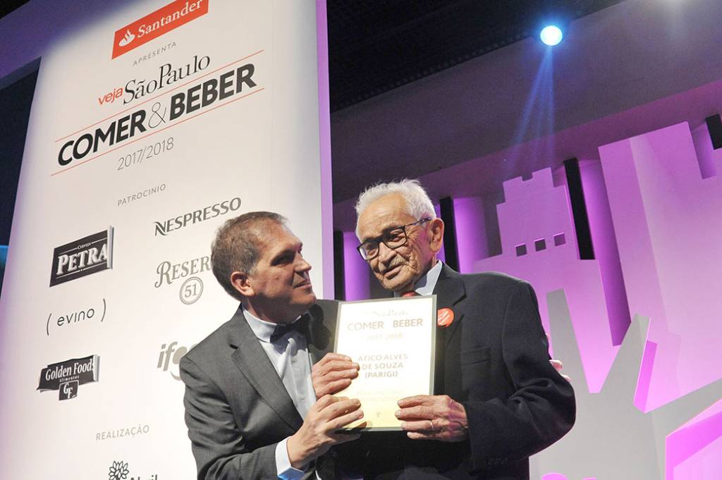 Arnaldo Lorençato, editor de VEJA SÃO PAULO, e Ático Alves de Souza, personalidade gastronômica do ano Arnaldo Lorençato, editor de VEJA SÃO PAULO, e Ático Alves de Souza, personalidade gastronômica do ano