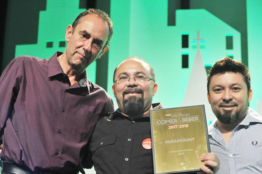 Amyr Klink e equipe do Boteco Paramount, que levou o pr&ecirc;mio de melhor bar na categoria &lsquo;Bom e Barato&rsquo;