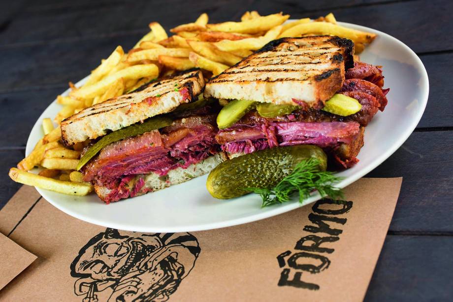 Fôrno: sanduíche de pastrami