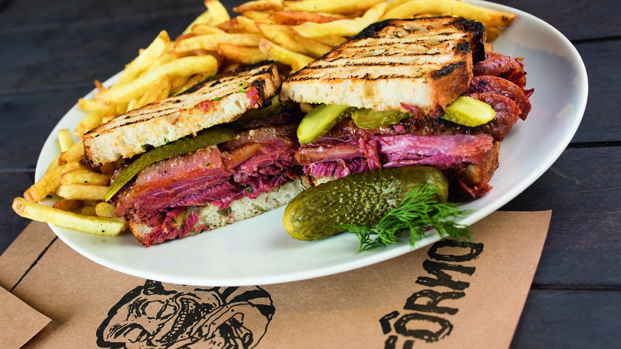 Fôrno: sanduíche de pastrami