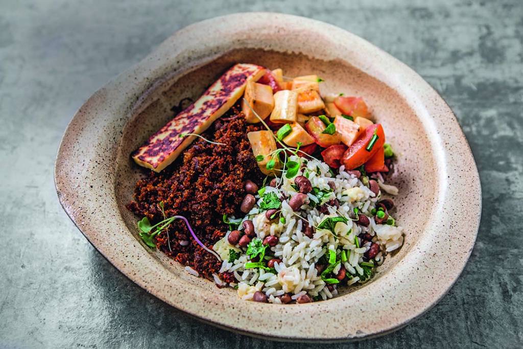 Paçoca de carne-seca com baião de dois, queijo de coalho e tartare de banana Paçoca de carne-seca com baião de dois, queijo de coalho e tartare de banana