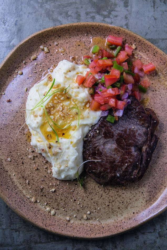 Carne de sol: na companhia de purê de cará e vinagrete Carne de sol: na companhia de purê de cará e vinagrete